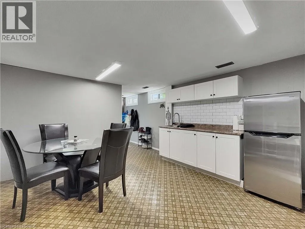 46 DAVIS Street W