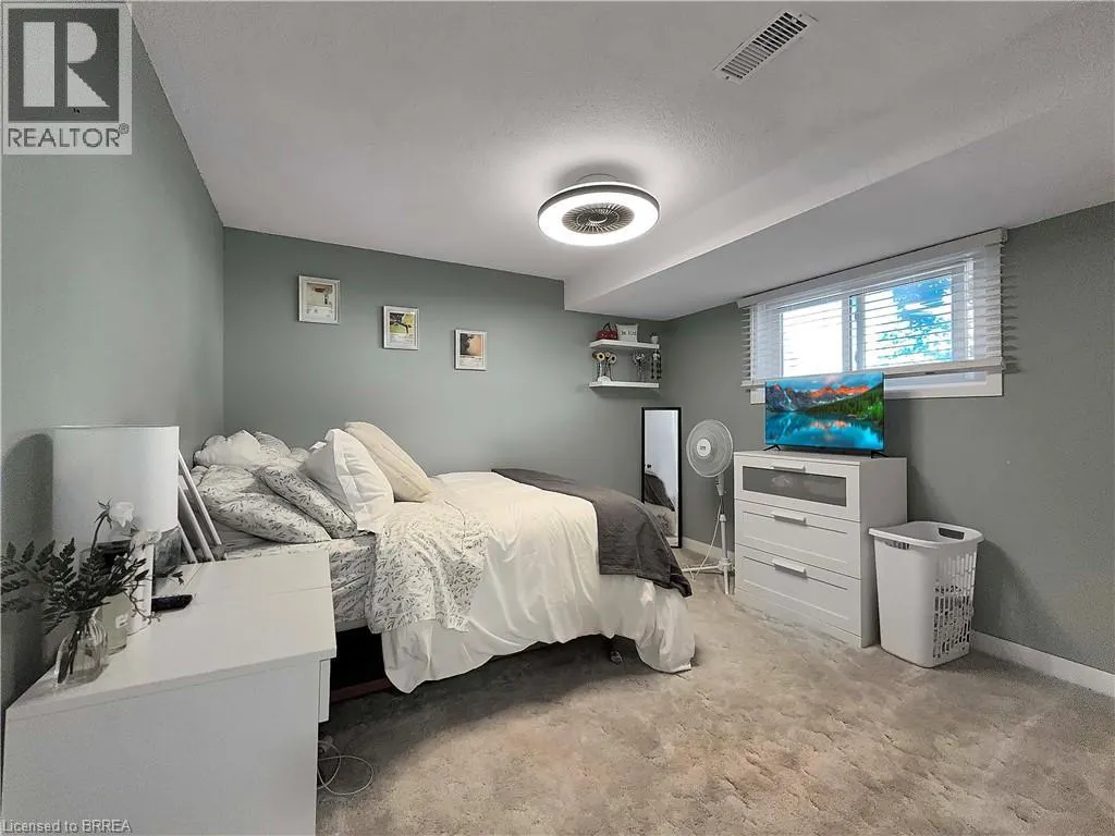 46 DAVIS Street W