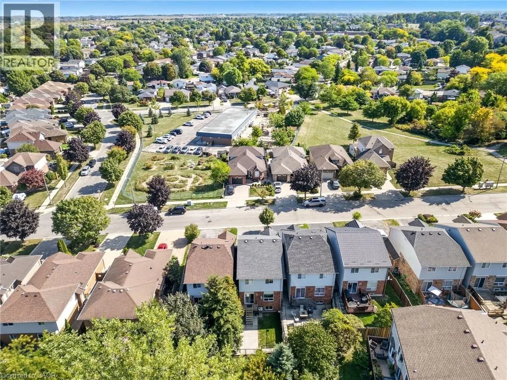 27 GLENHOLLOW Drive