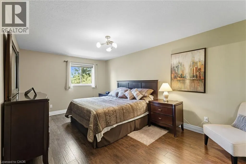 27 GLENHOLLOW Drive