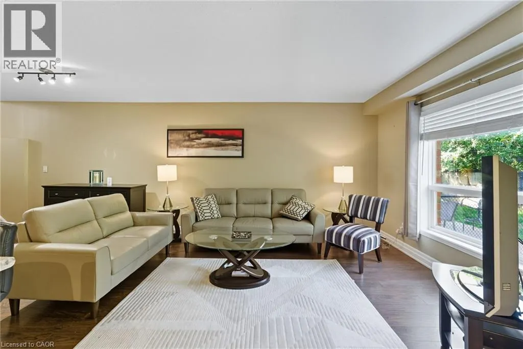 27 GLENHOLLOW Drive