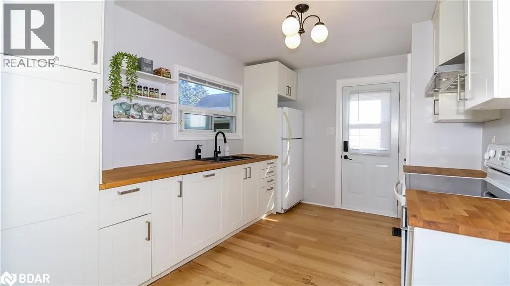 156 NELSON Street W