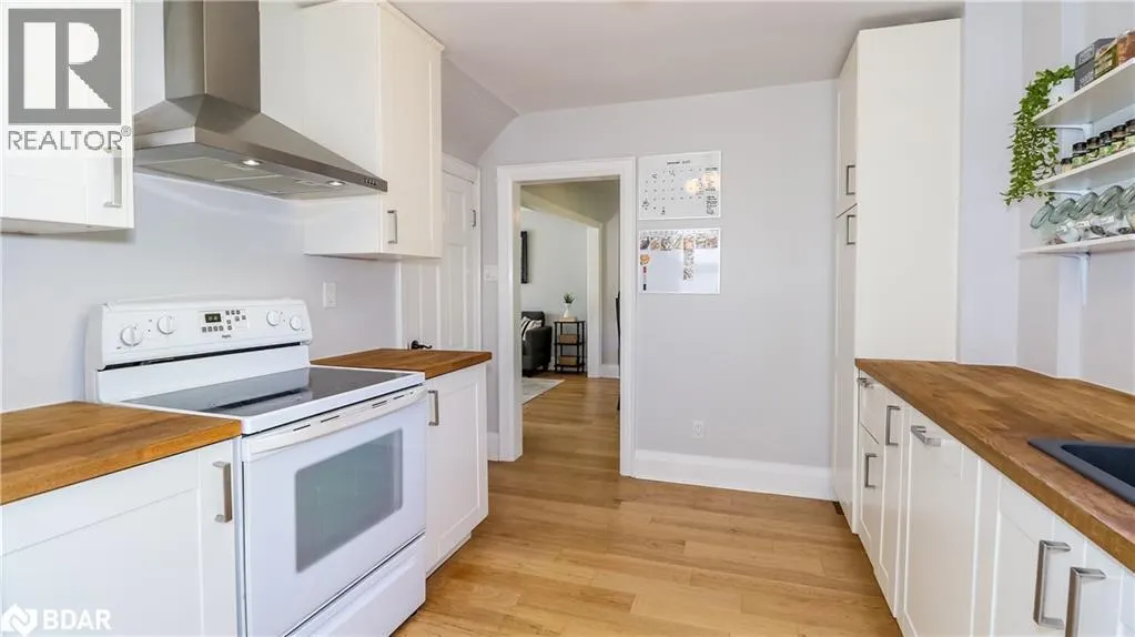 156 NELSON Street W