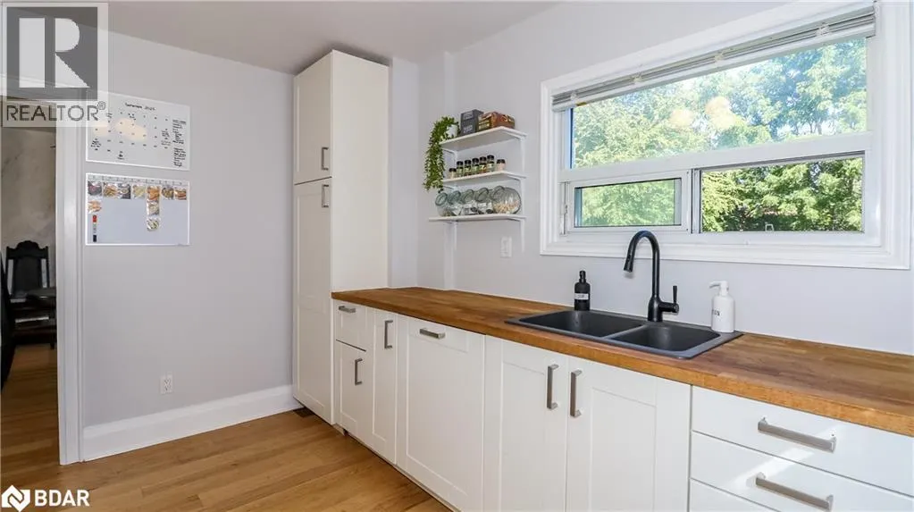 156 NELSON Street W