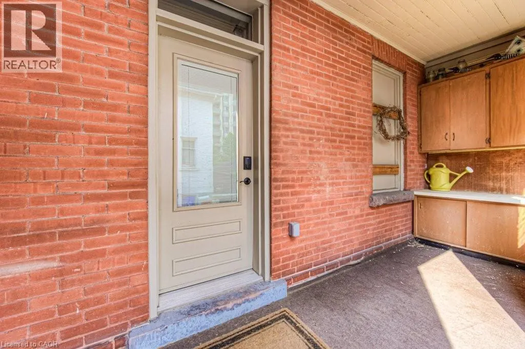 350 QUEEN Street S