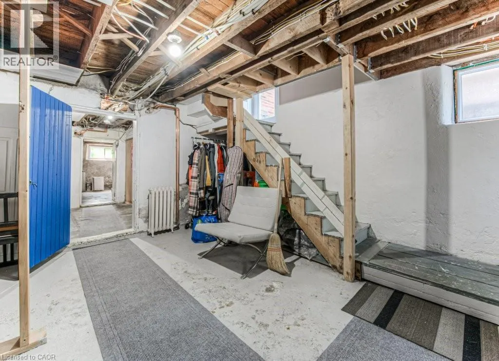 350 QUEEN Street S