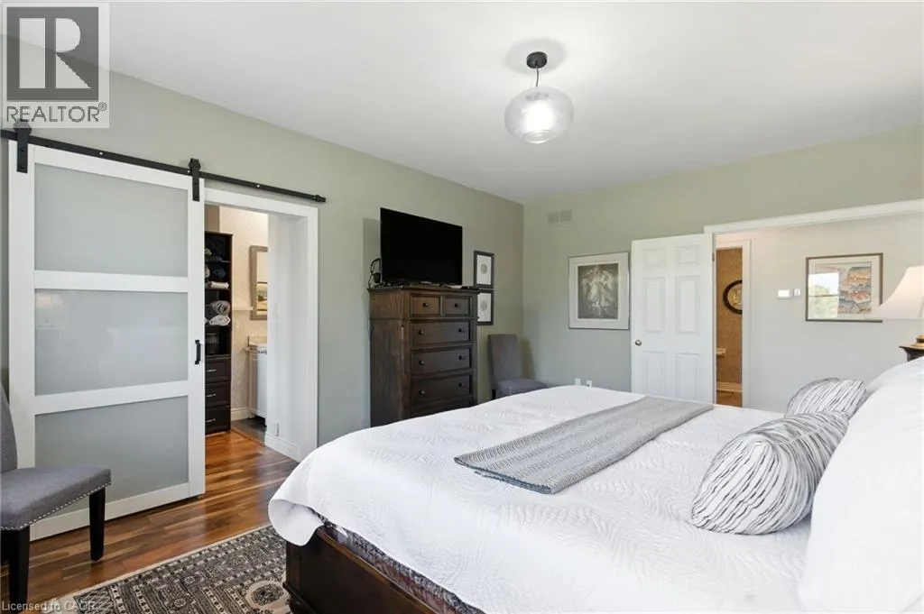 10 FEATHERSTONE Avenue
