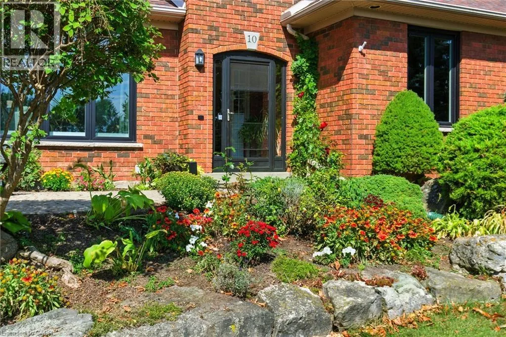 10 FEATHERSTONE Avenue