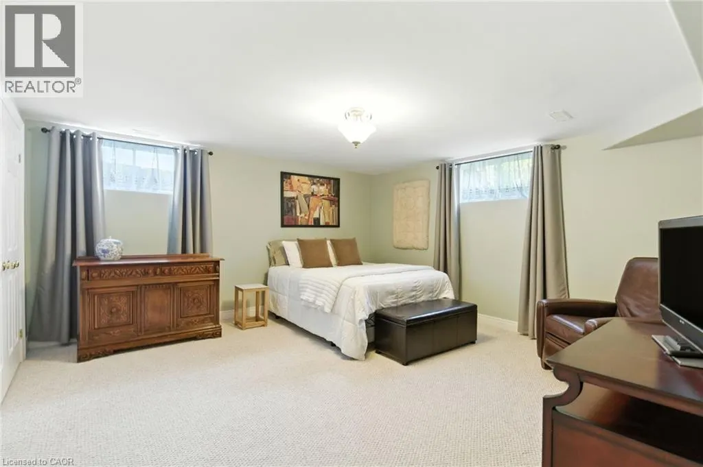 10 FEATHERSTONE Avenue