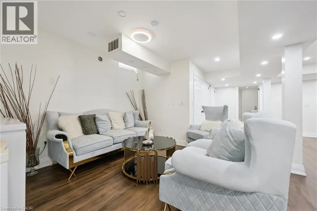 38 CAPE DORSET Crescent