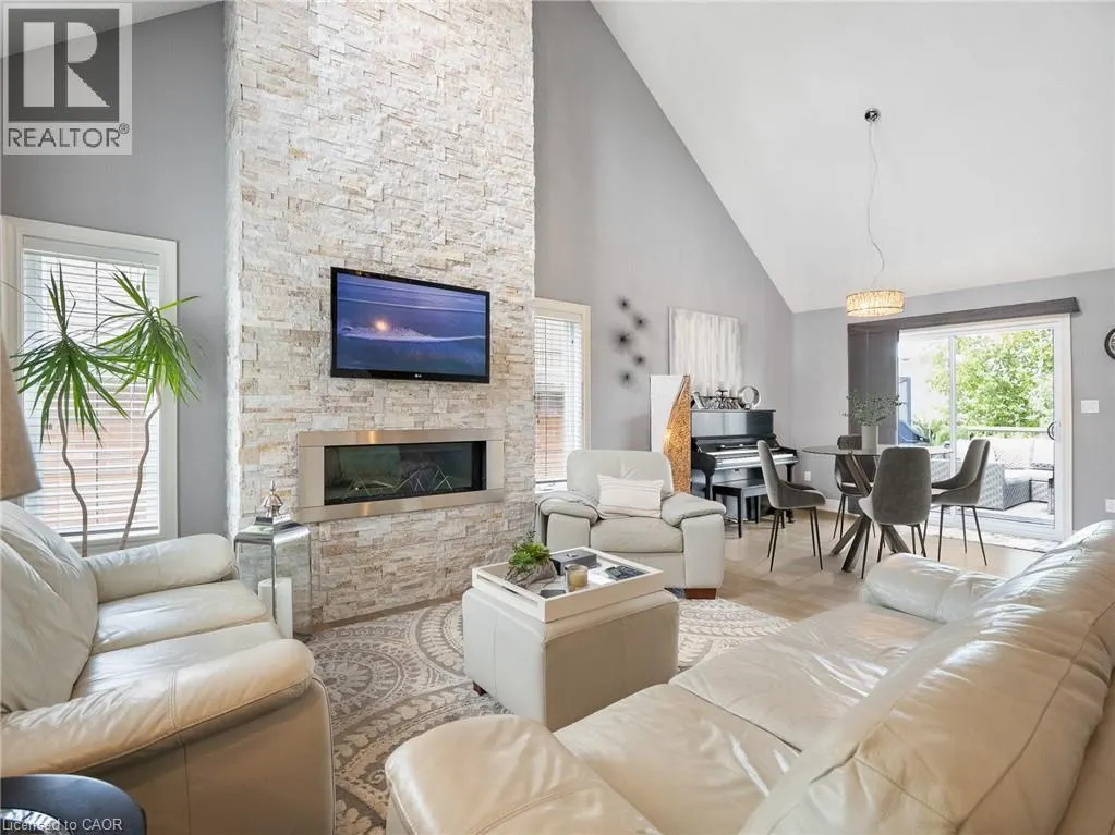 112 RUBY'S Crescent