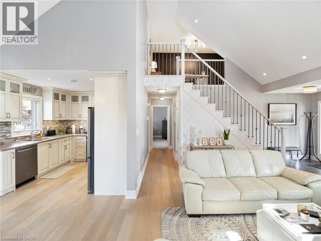 112 RUBY'S Crescent