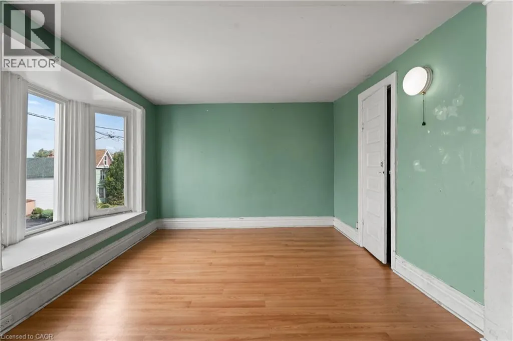 40 ROSEMONT Avenue