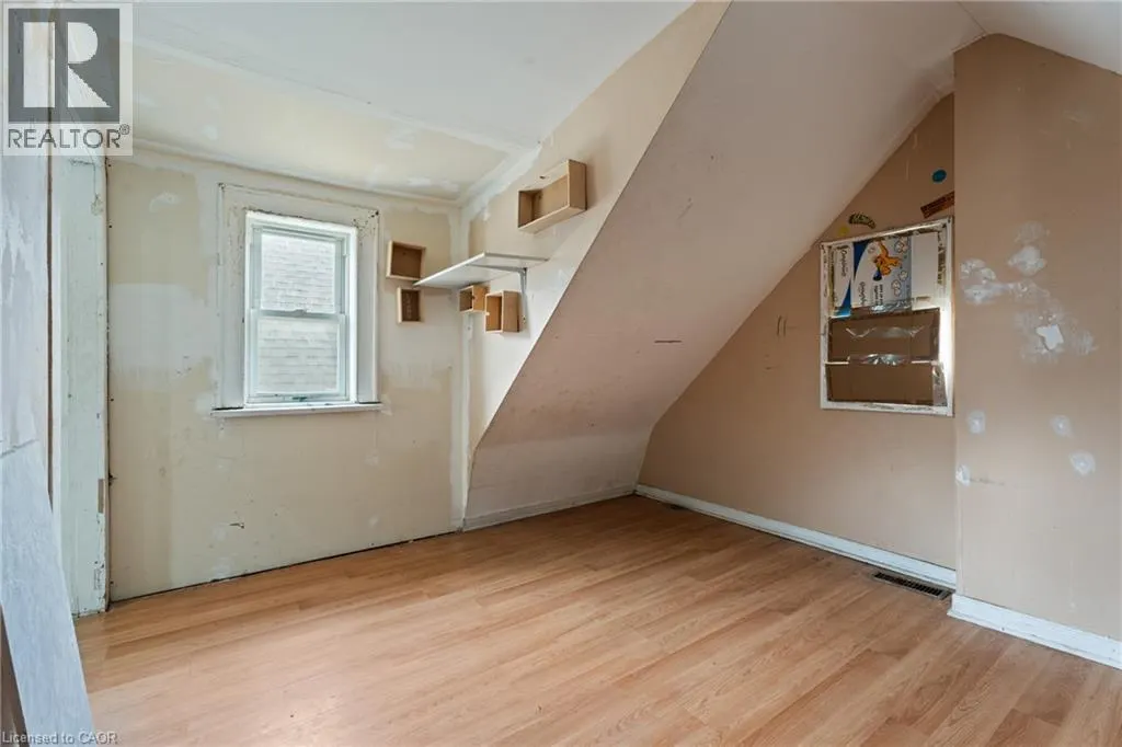 40 ROSEMONT Avenue