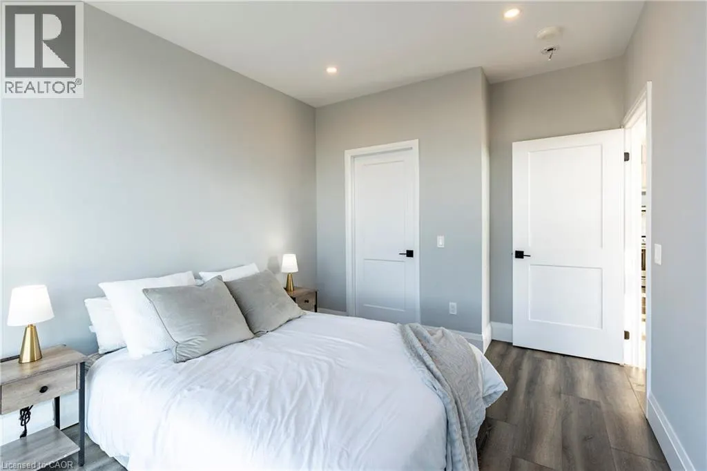 60 CHARLES Street W Unit# 705, #705