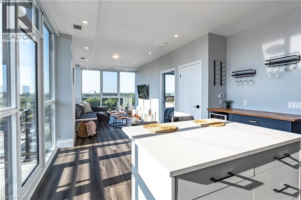 60 CHARLES Street W Unit# 705, #705