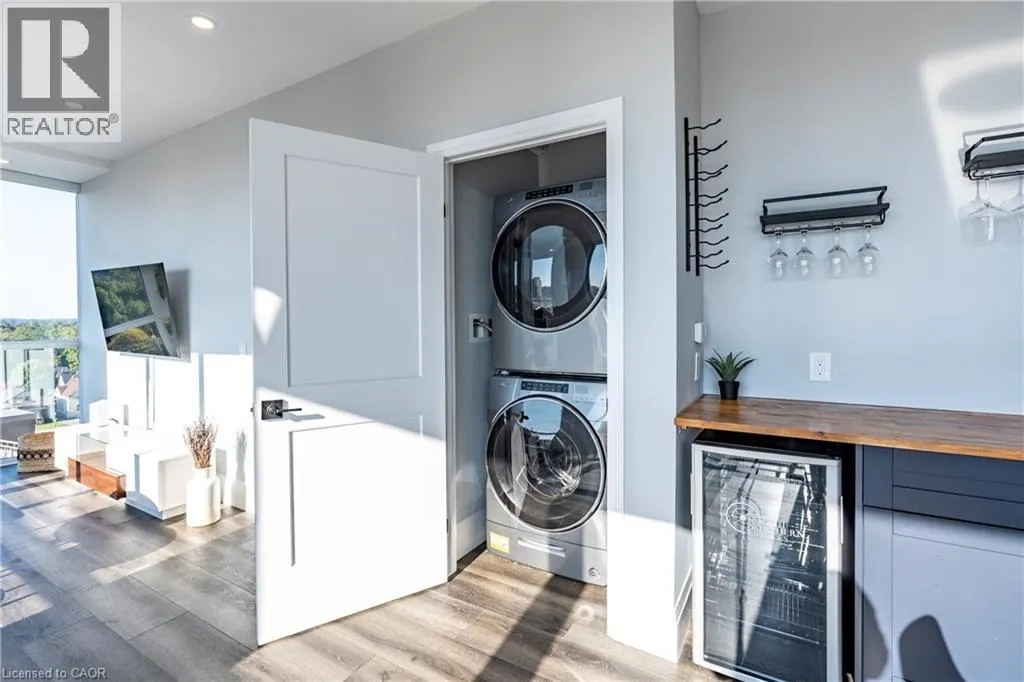 60 CHARLES Street W Unit# 705, #705