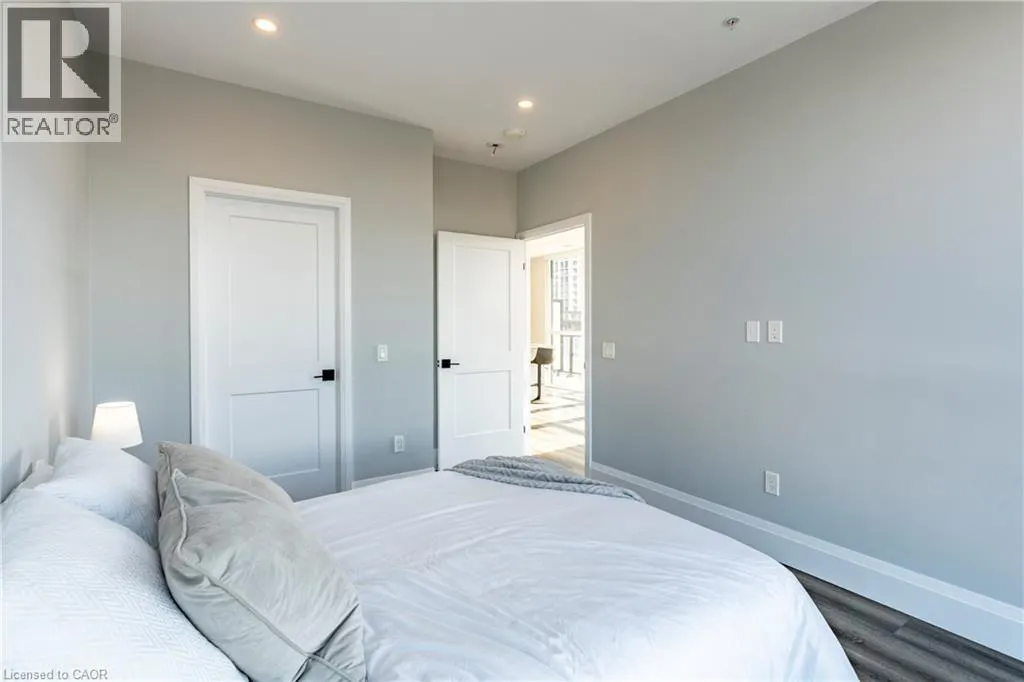 60 CHARLES Street W Unit# 705, #705