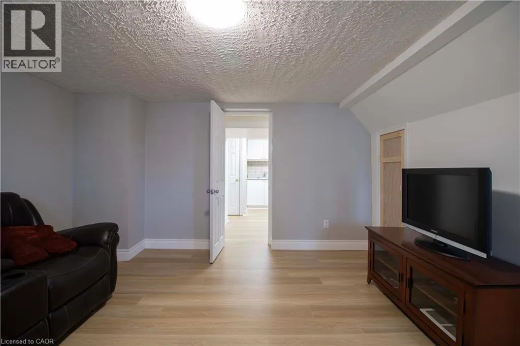 187 CLOVER Place