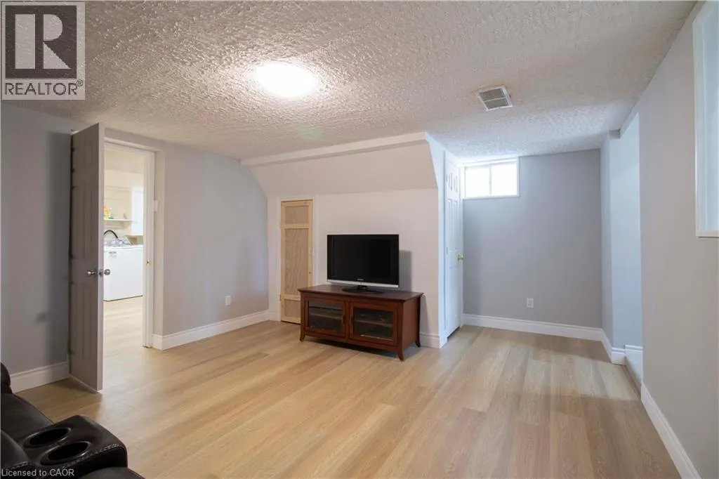 187 CLOVER Place