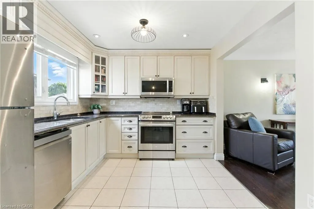 289 EAST 25TH Street