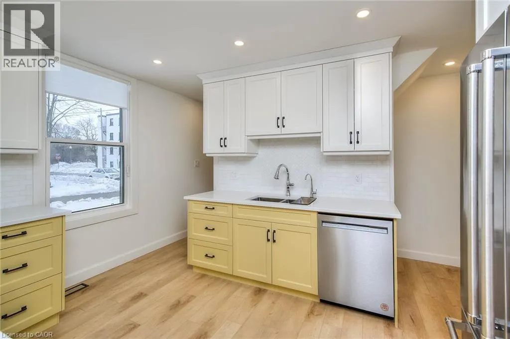 2 ESSON Street