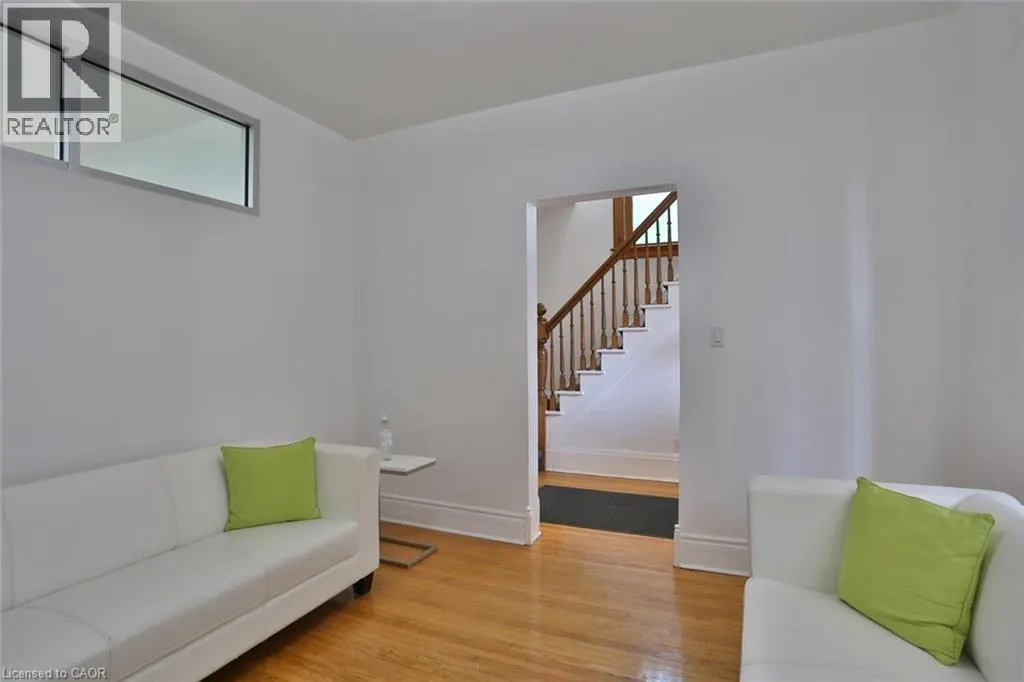 127 DUKE Street E