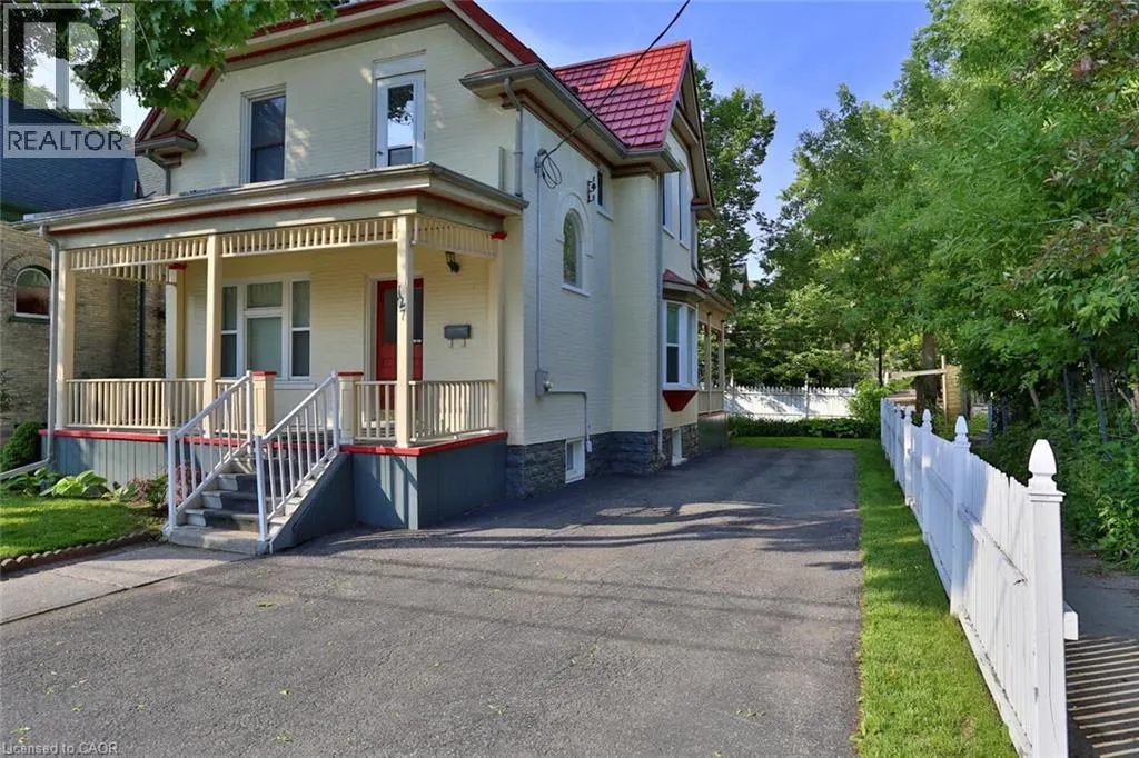 127 DUKE Street E
