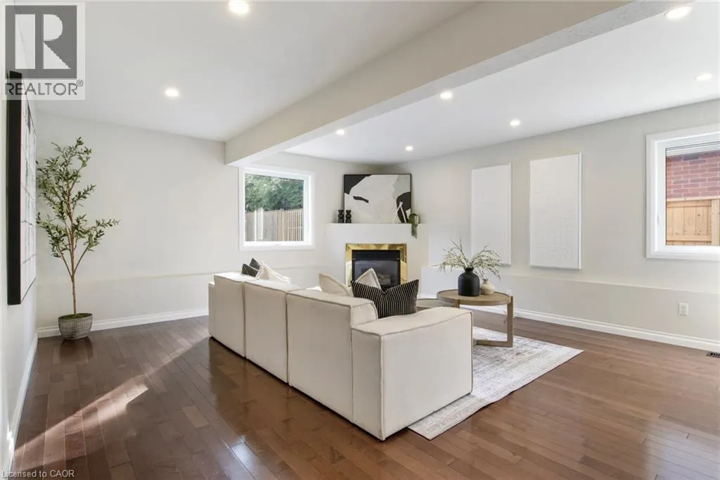 427 DANSBURY Drive