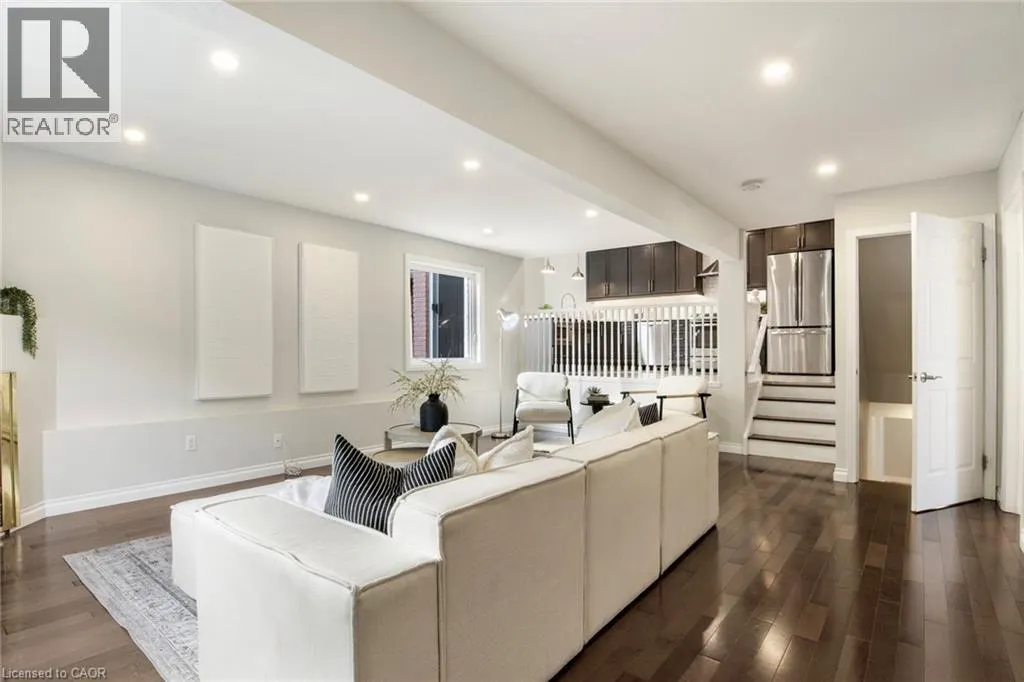 427 DANSBURY Drive
