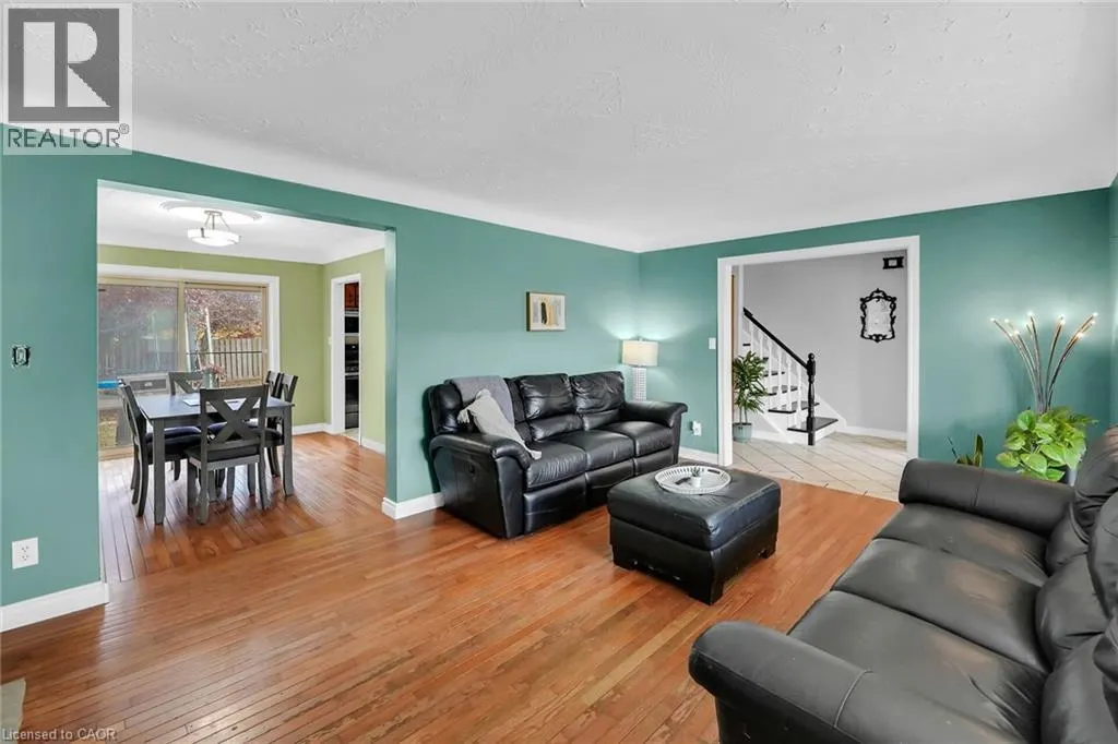 2 THE MEADOWS Street