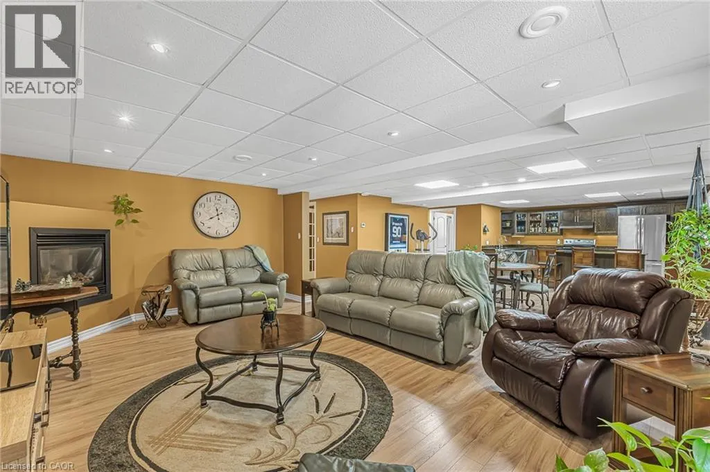 8 OAKRIDGE Boulevard