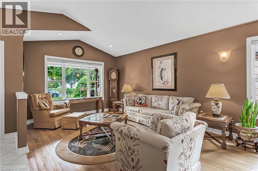 8 OAKRIDGE Boulevard