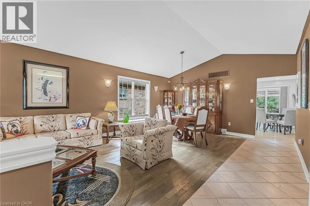 8 OAKRIDGE Boulevard