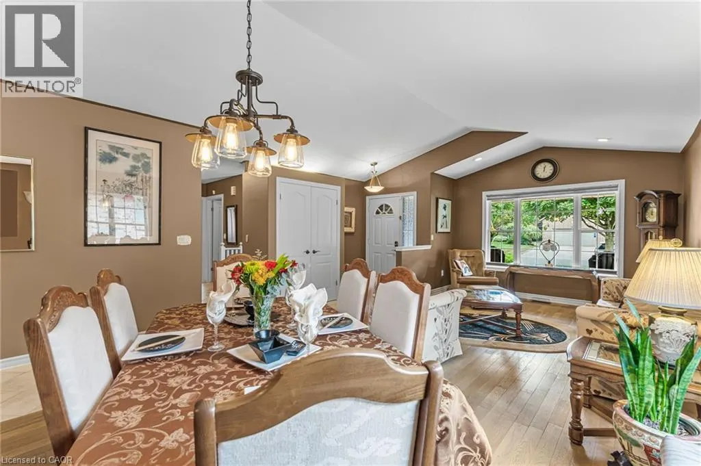 8 OAKRIDGE Boulevard