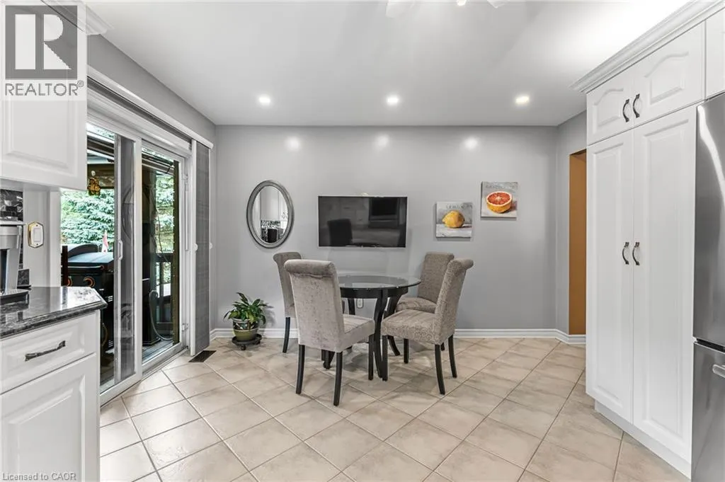 8 OAKRIDGE Boulevard