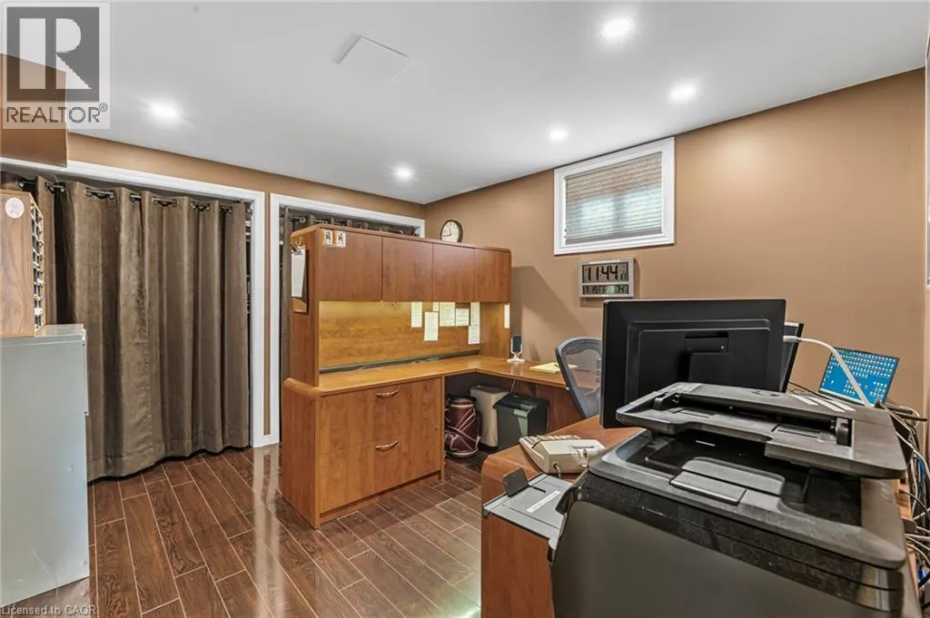 8 OAKRIDGE Boulevard