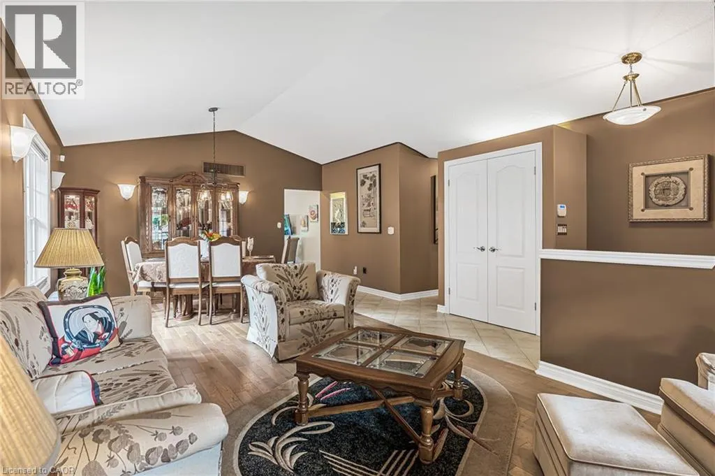 8 OAKRIDGE Boulevard