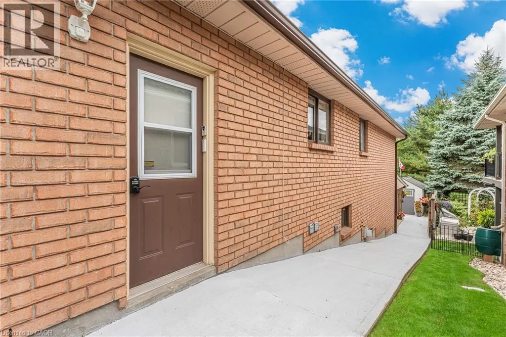 8 OAKRIDGE Boulevard