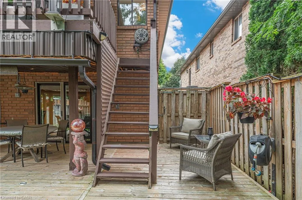 8 OAKRIDGE Boulevard