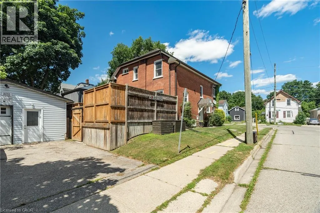 562 LAUREL Street