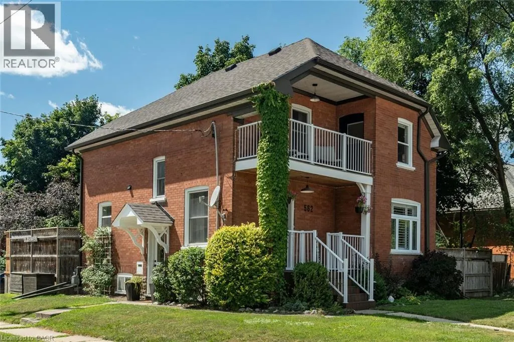 562 LAUREL Street