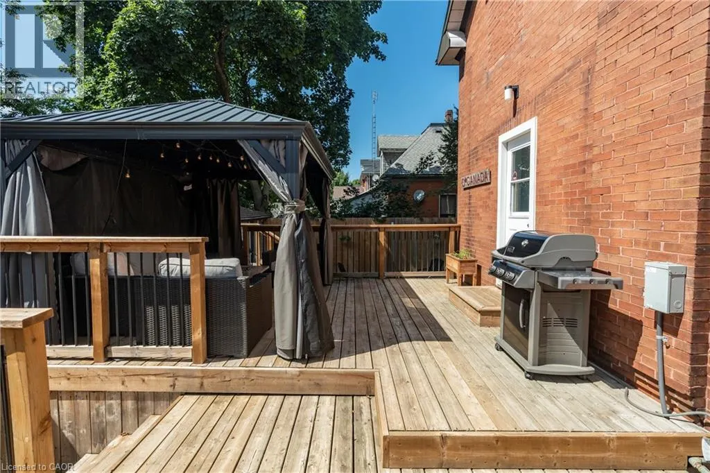 562 LAUREL Street