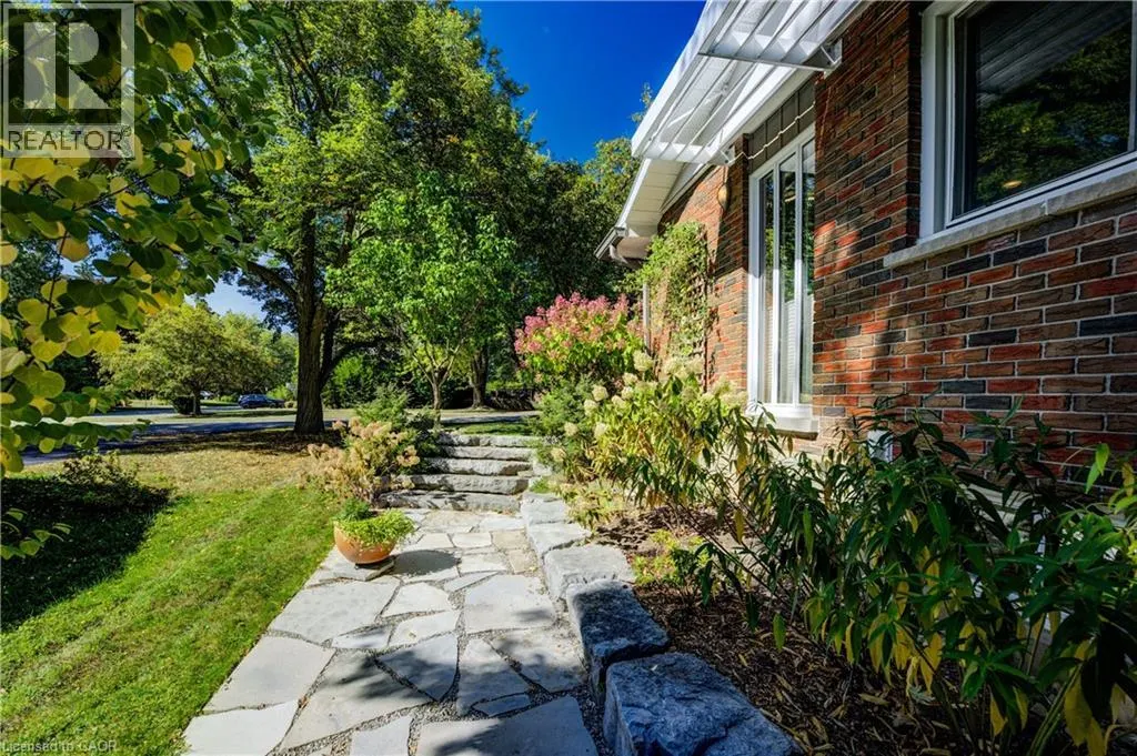 9 MONTICELLO Crescent