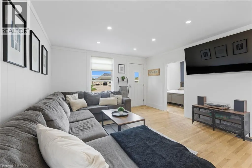 9 CURTIS Avenue S