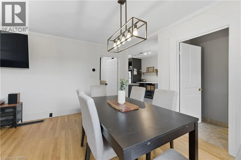 9 CURTIS Avenue S