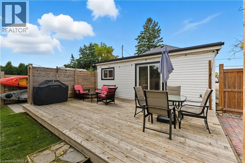 9 CURTIS Avenue S