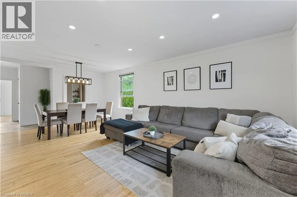 9 CURTIS Avenue S