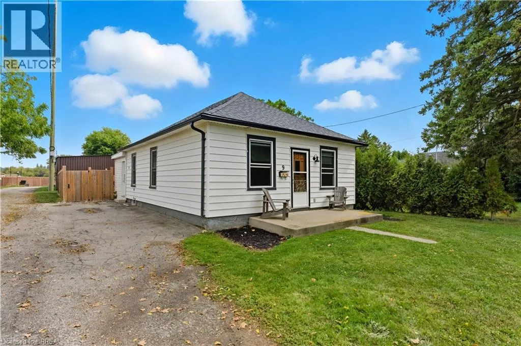 9 CURTIS Avenue S
