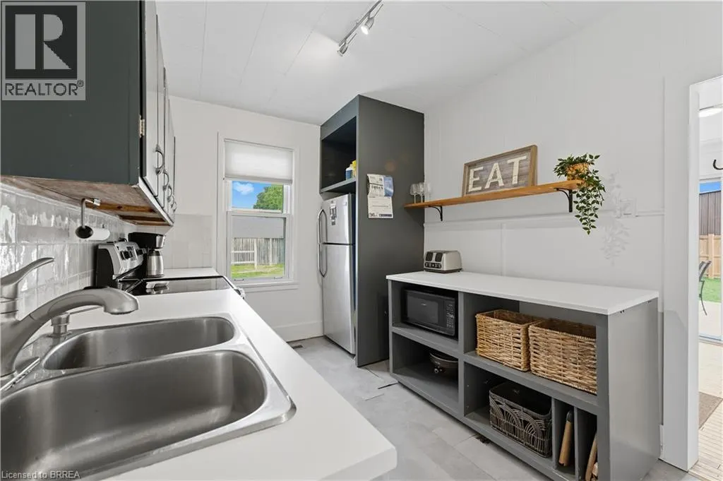 9 CURTIS Avenue S